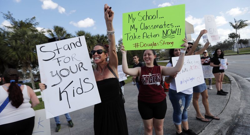 Víða var samstöðu að sjá, hinn 14. mars, þegar ungmenni gengur úr skólum til að minnast þeirra sem létust í Parkland og þrýsa á um breytingar á byssulöggjöfinni. Mæður og feður tóku líka þátt.