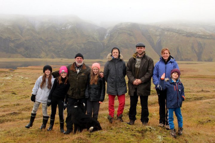 Óli með barnabörnunum.