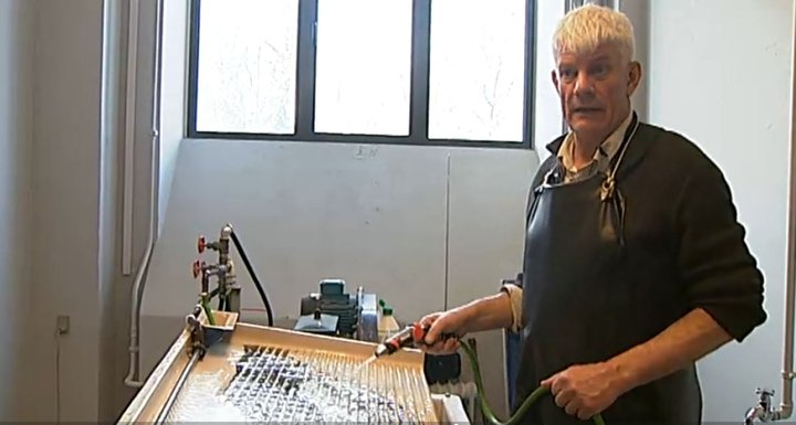 Jarðfræðingurinn Christian Knudsen hefur rannsakað danska „gullvinnslu“ í sand- og malarnámum ásamt Bjarne Overgaard.