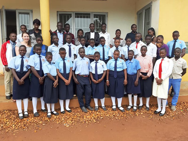 Hópur nemenda og starfsfólks CLF skólans í Úganda ásamt formanni CLF á Íslandi, Kristrúnu Friðsemd Sveinsdóttur.