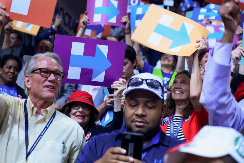 Þegar atkvæðagreiðslu lauk fögnuðu stuðningsmenn Clinton ákaft.