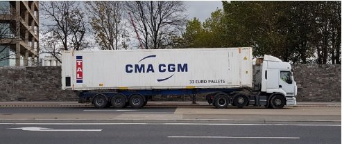 Mynd 2 45´PW frystigámur á leið inn í höfnina í Dyflini. Sjá má fremst og aftast að um 45´gám er að ræða og 33 Euro Pallets bendir til að um víðan gám sé að ræða.