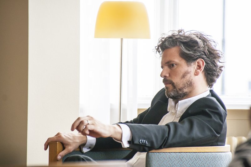 Dagur B. Eggertsson, sem Kári kallar „félagshyggjutröll“ , fékk hvassa gagnrýni frá honum í síðustu viku fyrir að sætta sig við að „leikskólabörn í hans umdæmi fái ekki almennilega næringu á meðan borgin eyðir fé í að mjókka Grensásveg fyrir hjólreiðamenn.“