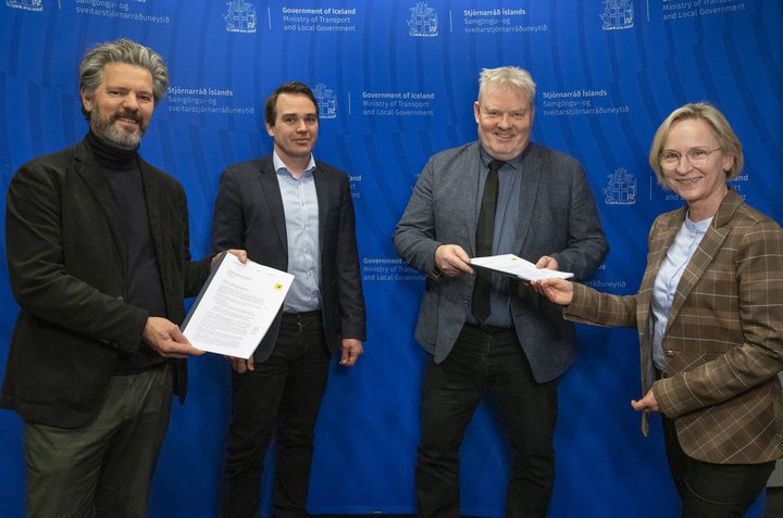 Dagur B. Eggertsson borgarstjóri og Sigurður Ingi Jóhannsson innviðaráðherra tóku við félagshagfræðilegri greiningu um Sundabraut í gær.