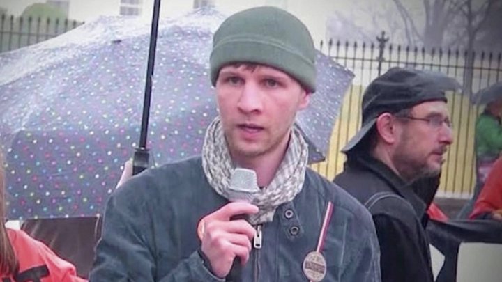 Daniel Hale var í gær dæmdur í tæplega fjögurra ára fangelsi fyrir að láta blaðamanni í té gögn frá Bandaríkjaher sem vörpuðu ljósi á það hvernig drónum hefur verið beitt í hernaði í Mið-Austurlöndum.