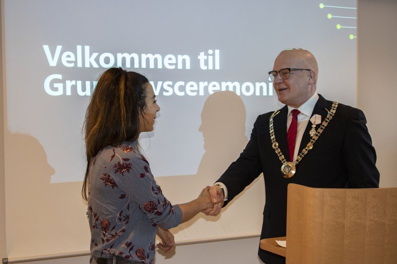 Í lögunum frá 2018 segir að staðfesting ríkisborgararéttarins felist í handabandi umsækjanda og embættismanns, sem stjórnar athöfninni.