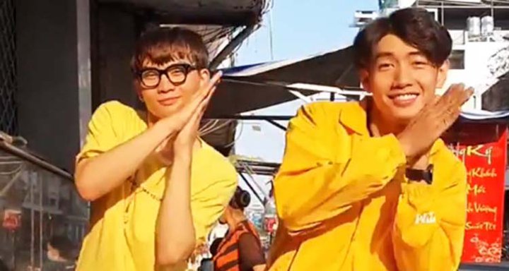 Quang Đăng dansar ásamt vini sínum handþvottardansinn fræga.