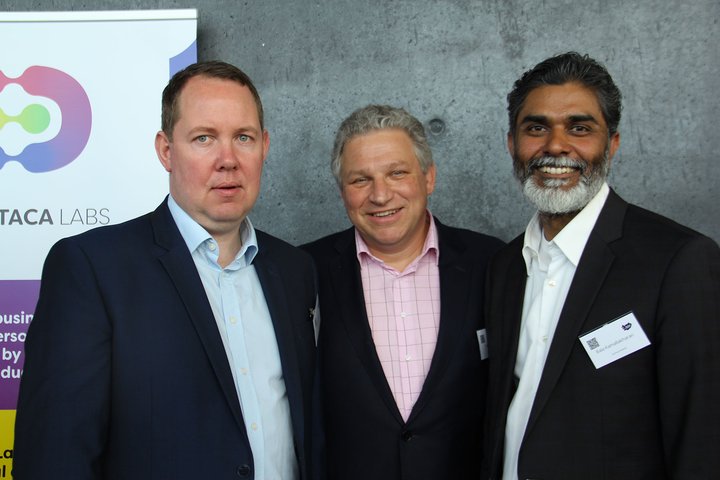 Á myndinni er Julian Ranger, stofnandi Digi.me á milli Frey Ketilssyni og Bala Kamallakharan, stofnenda Dattaca