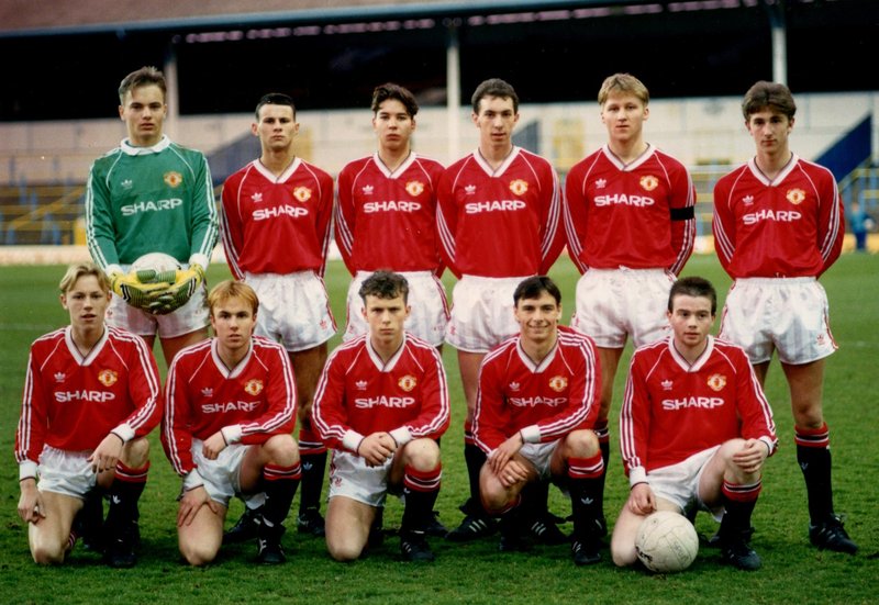 Adrian Doherty, lengst til hægri í neðri röð, er hér með unglingaliði Manchester United. Góðvinur hans, Ryan Giggs, er við hlið Mark Boscnich, markvarðarins, vinstra megin í efri töð. Mynd: Manutd.com