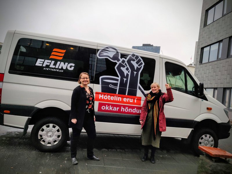 Hér má sjá Drífu Snædal, forseta ASÍ, og Sólveigu Önnu Jónsdóttur, formann Eflingar, standa við kosningarútuna þegar hún lagði af stað. Mynd: Aðsend.