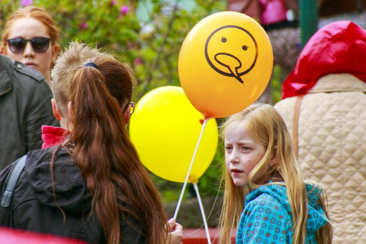 Farið er yfir stöðu barna, kvenna, innflytjenda, hælisleitenda, eldra fólks og fatlaðs fólks í skýrslunni. 