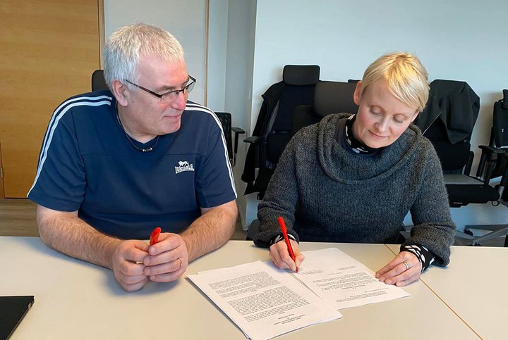 Frá undirskrift samningsins í dag.