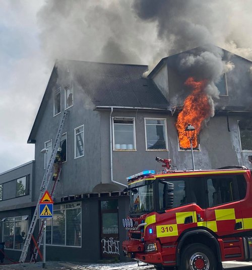 Bræðraborgarstígur 1 í ljósum logum. Mynd: Aðsend