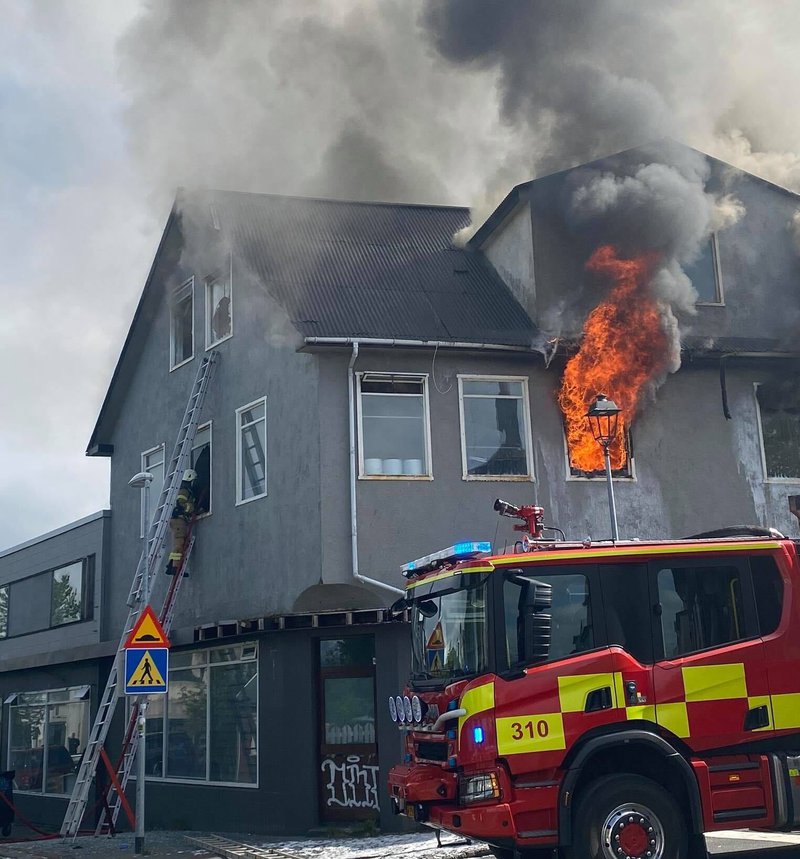 Eldtungur stóðu úr af annarri hæð hússins. Mynd: Aðsend