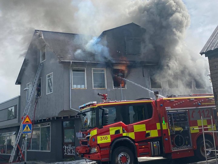 Bræðraborgarstígur 1 í ljósum logum í gær.