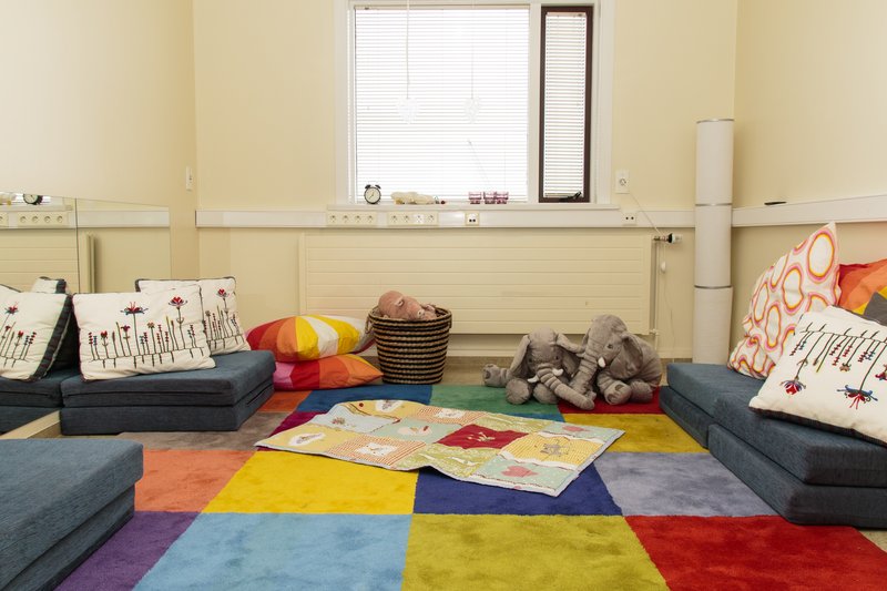 FMB teymið tekur á móti konum með mökum þeirra, en flestar konurnar koma þó einar í meðferðina. Móðurinni er fylgt eftir í eitt ár eftir að barnið fæðist.