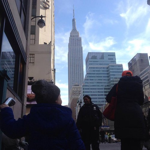 Halldór Elí, fjögurra ára, stígur upp úr neðanjarðarlestinni skammt frá Empire State, við 34. stræti á Manhattan.