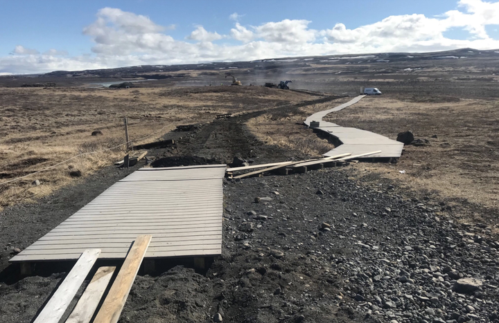 Framkvæmdir eru hafnar við endurnýjun á göngustíg og útsýnispalli á efra svæði við Gullfoss.