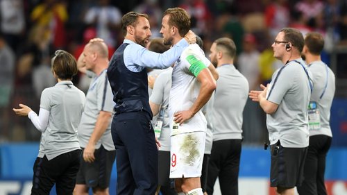 Þjálfari Englendinga Gareth Southgate huggar fyrirliðann Harry Kane eftir tapið.