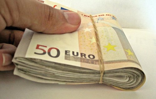 Þeir aflandskrónueigendur sem taka munu þátt í útboðinu 16. júní munu líkast til þurfa að greiða í kringum 200 krónur fyrir hverja evru. Það er umtalsvert verra gengi en opinbert gengi krónu í dag.