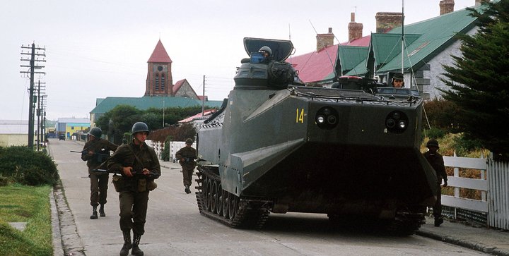 Argentínski innrásarherinn á götum Port Stanley.