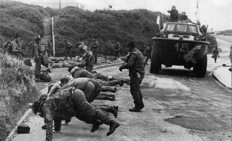 Argentínska liðið gætti þess að fella engan breskan hermann á meðan innrásinni stóð. Tugir voru hins vegar teknir til fanga.