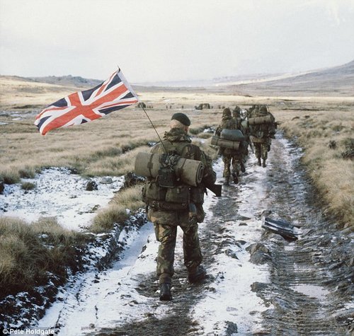 Það tók breska hermenn rúmar þrjár vikur að hrekja Argentínumenn frá Falklandseyjum eftir að þeir stigu á land í East Falkland.