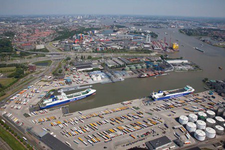 Mynd 4. Afgreiðsla DFDS í Rotterdam með römpum fyrir þrjú skip. Mynd: Af vef DFDS.