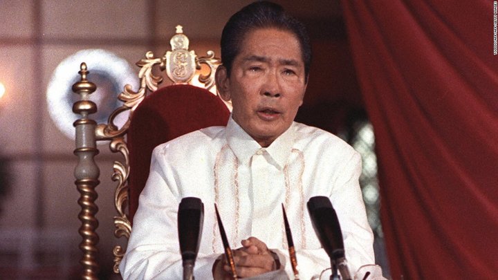  Ferdinand Marcos stýrði Filippseyjum með járnhnefa í tuttugu ár áður en hann var hrakinn úr embætti fyrir réttu 31 ári.