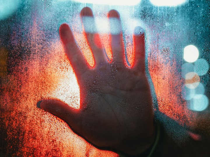 Kórónuveiran smitast við snertingu. Handþvottur og nándarmörk eru bestu aðferðirnar við að hindra útbreiðsluna