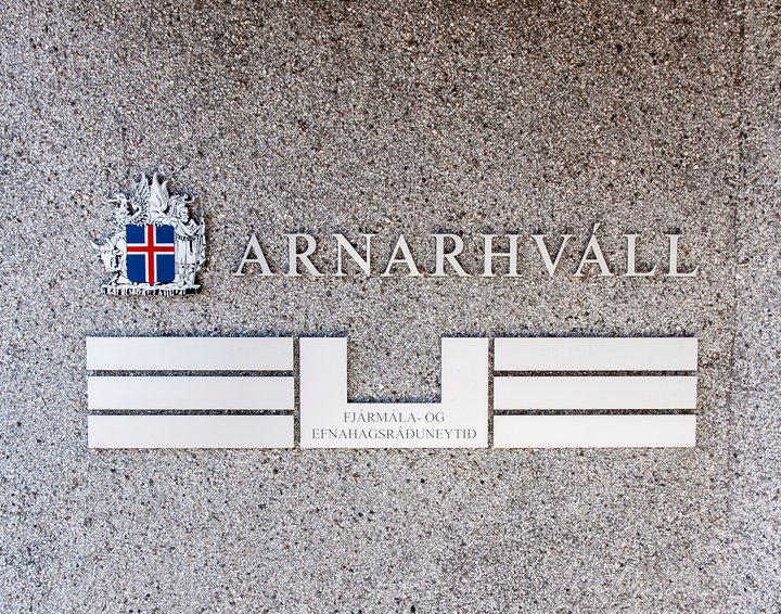 Fjármála- og efnahagsráðuneytinu var gert að láta umbeðna tölvupósta af hendi.