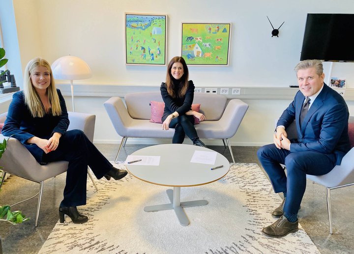 Áslaug Arna Sigurbjörnsdóttir, dómsmálaráðherra, Þórdís Kolbrún Reykfjörð Gylfadóttir, nýsköpunarráðherra og Bjarni Benediktsson, fjármála- og efnahagsráðherra, við undirritun reglugerðanna í dag.