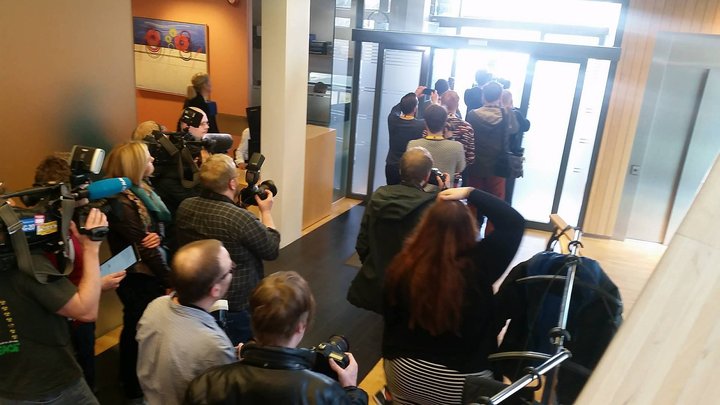 Fullt var út úr dyrum í andyri þinghússins rétt fyrir klukkan 15. 