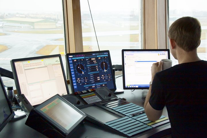 Lögbann var sett á yfirvinnubann flugumferðarstjóra í síðustu viku.