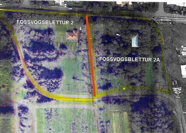 Á Fossvogsbletti 2 stendur einbýlishús og geymsluhúsnæði.