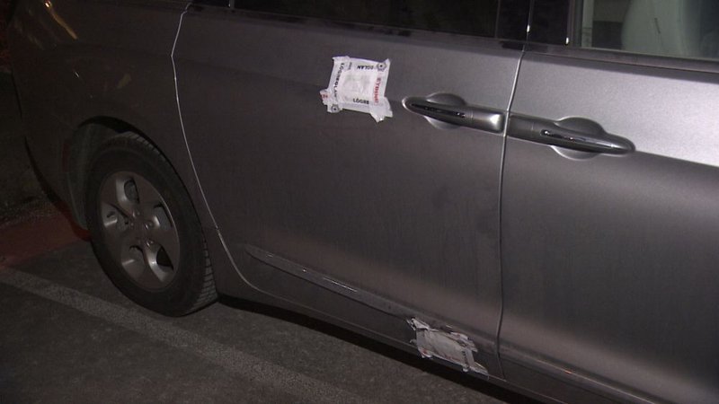 Mynd af skotgötunum á bíl borgarstjóra. Mynd: RÚV/Skjáskot