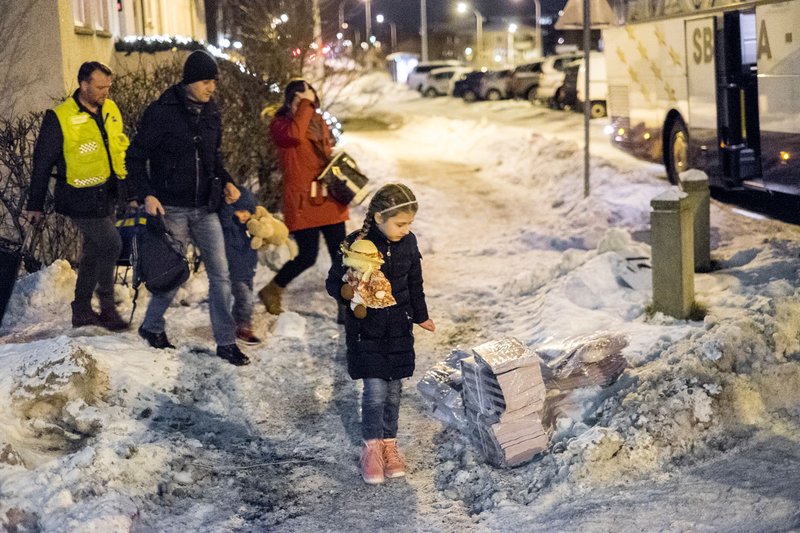 Frá Dómnefnd: Myndin lýsir vel ástandinu í heiminum í dag, snemma morguns, þegar verið er að leiða innflytjendafjölskyldu út í rútu. Óttinn í svip stúlkunnar fremst á myndinni leynir sér ekki og óöryggið hjá allri fjölskyldunni sem er á leið út í óvissuna. Myndin fær áhorfandann til að hugsa um öryggisleysið sem fylgir þessu fólki sem vísað er úr landi í skjóli nætur.  Mynd: Kristinn Magnússon.