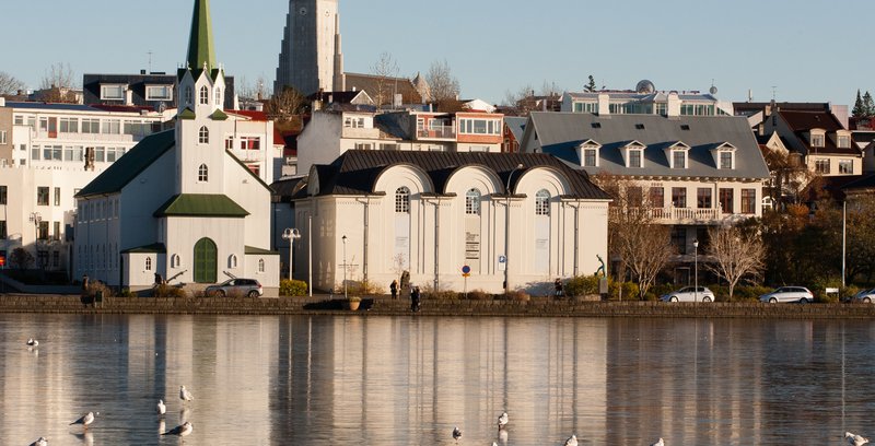 Íshús sem varð að skemmtistað sem varð að listasafni. Bygging Listasafns Íslands sómir sér vel í götumynd Fríkirkjuvegar í Reykjavík, milli Fríkirkjunnar og Kvennaskólans. Byggingin var reist árið 1916 fyrir íshúsið Herðubreið. Síðar hýsti byggingin frægan skemmtistað, Glaumbæ. Eftir bruna og gagngerar endurbætur tók listasafnið til starfa i húsinu 1987. Ljósmynd birt með góðfúslegu leyfi Listasafns Íslands.