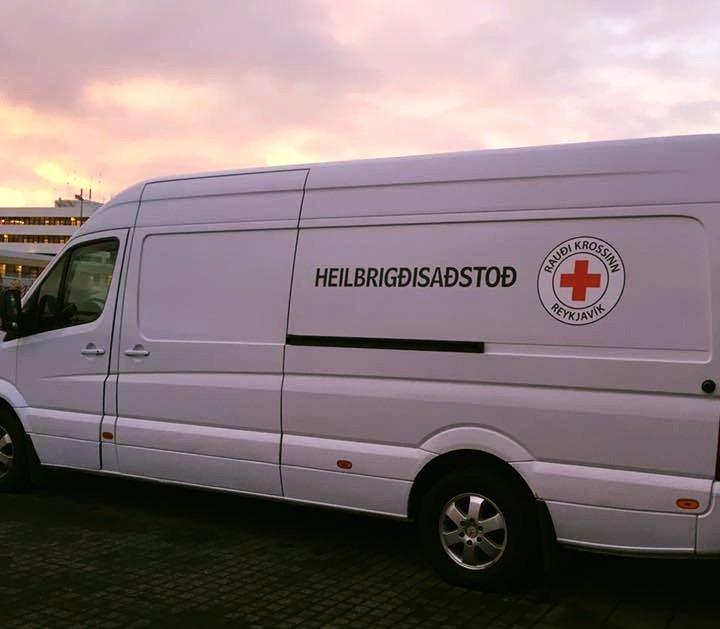 Frú Ragnheiður er á meðal skaðaminnkandi verkefna sem Rauði krossinn á Íslandi stendur fyrir. Rauði krossinn fagnar því að aftur sé verið að leggja fram frumvarp um afglæpavæðingu á kaupum og vörslu neysluskammta.