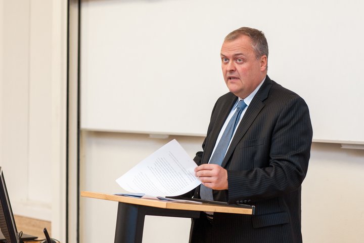 Gylfi Magnússon dósent við Viðskiptafræðideild Háskóla Íslands og fyrrverandi efnahags- og viðskiptaráðherra.