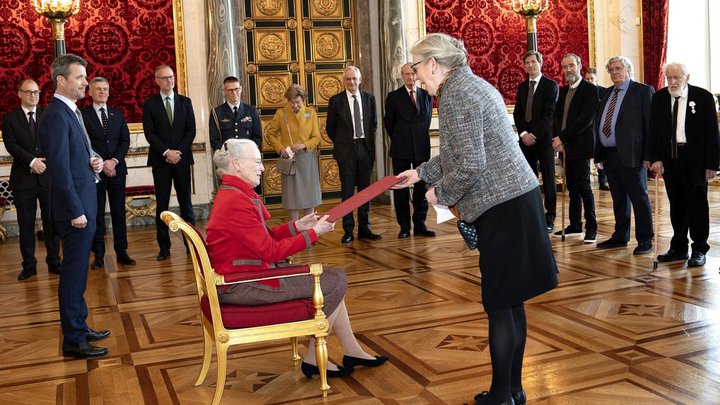 Mynd frá afhendingu stólanna í febrúar. Lengst til hægri á myndinni er húsgagnasmiðurinn Ejnar Pedersen. Hann sá stólana aldrei notaða í veislum drottningar, þar sem kórónuveiran lagði hann að velli 31. mars.