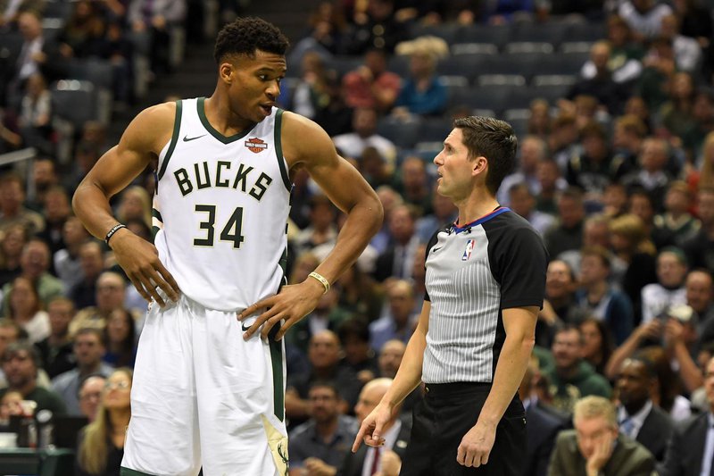 Giannis er stór og stæðilegur - líka í samanburði við risana í NBA deildinni.