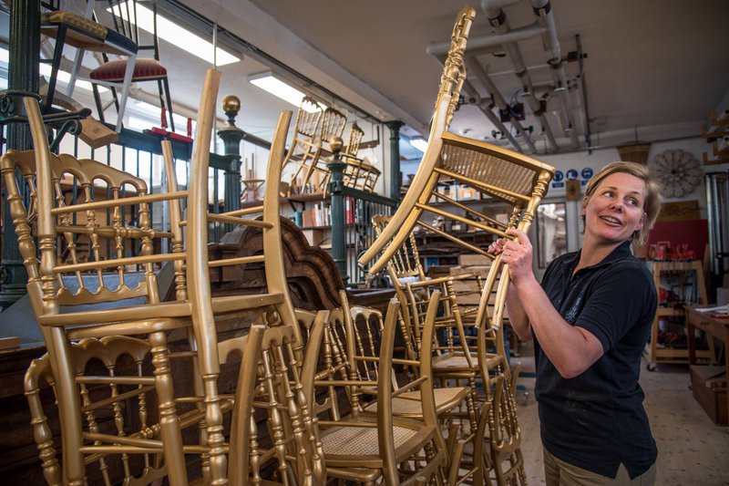 Gullstólarnir þóttu óþægilegir og hafa verið sagðir „óttaleg hænsnaprik“. Mynd: Kongehuset