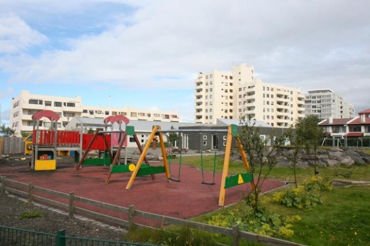 Leikskólanum Grandaborg við Boðagranda hefur verið lokað vegna myglu- og rakaskemmda og skólpmengunar. Skólinn starfar á þremur mismunandi stöðum í borginni en borgin hefur óskað eftir uppástungum frá foreldrum um hentungt leikskólahúsnæði.