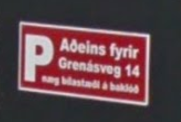 Á þetta skilti sem hékk uppi við Grensásveg 14 fyrir nokkrum árum vantaði eitt s. Skjáskot úr Google Street View