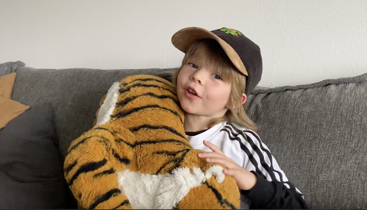 Grettir fékk sköpunargleðina í vöggugjöf & hefur frá unga aldri samið sögur, sett upp leikrit & klætt sig upp sem hina ýmsu karaktera, sem oft er erfitt að ná honum úr.