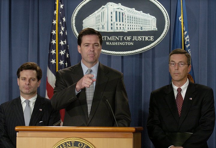 Christopher Wray er til vinstri á myndinni.