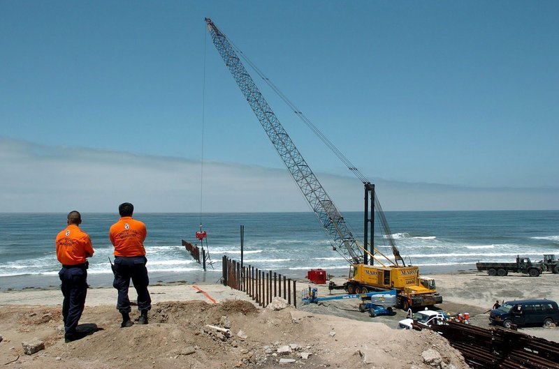 Unnið að veggnum, sem nær út í Kyrrahafið, árið 2005. 