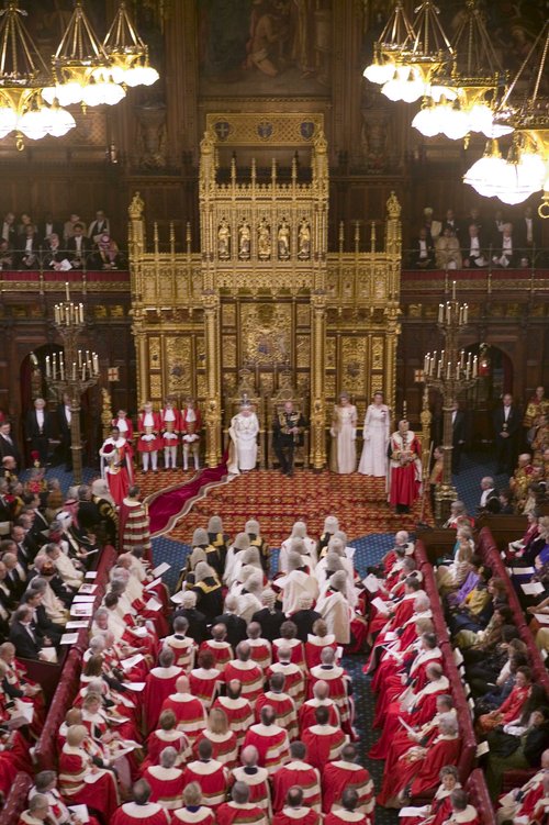 Athöfnin er gríðarlega formföst og hlaðin tákrænum hefðum og reglum.