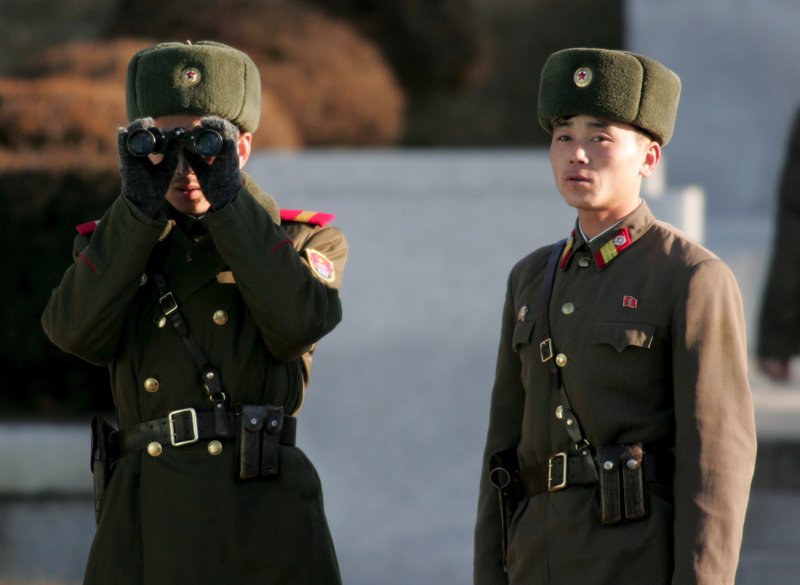 Hermenn norðurs og suðurs eru ennþá í störukeppni, mörgum áratugum eftir að vopnahlé tók gildi.